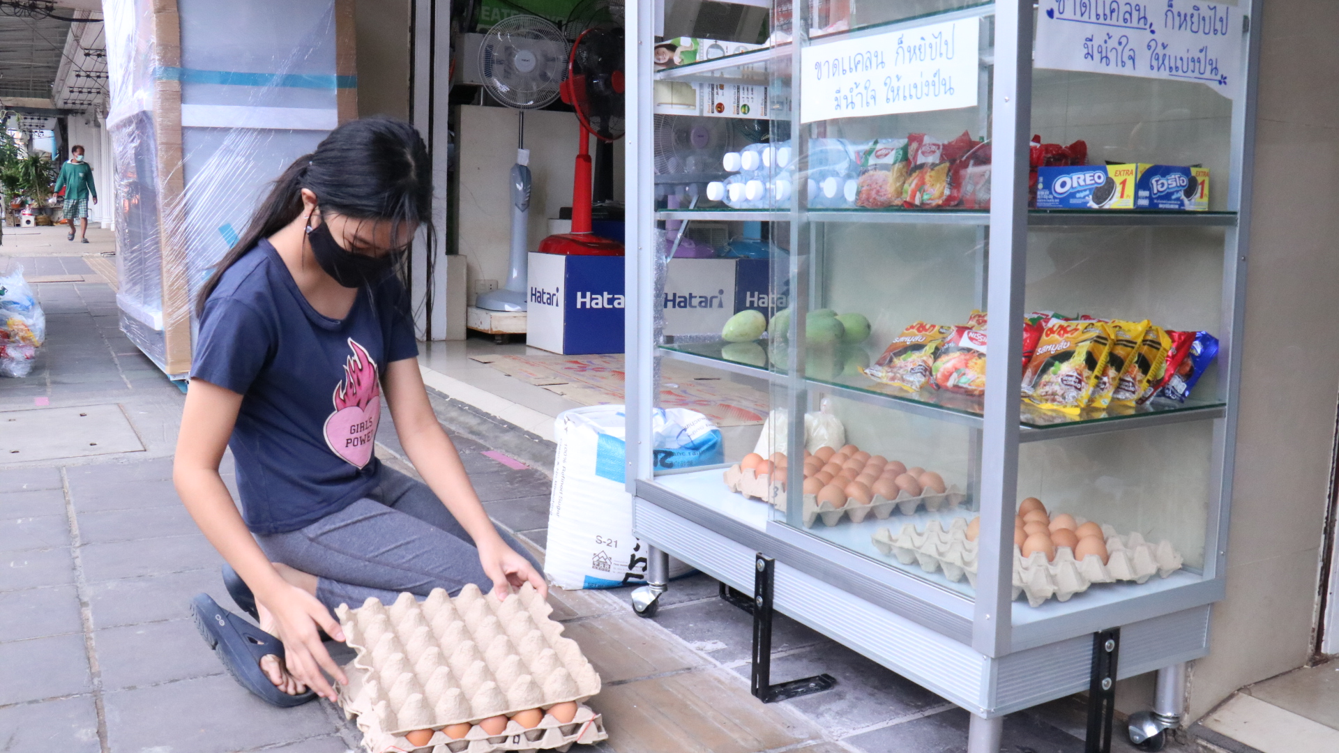 ตู้แบ่งปันน้ำใจฟีเวอร์! ร้านจำหน่ายเครื่องใช้ไฟฟ้าดังและราชภัฏตั้งตู้ปันน้ำใจปลดทุกข์คนเมือง วอนผู้รับให้หยิบพอดี-ไม่กักตุน