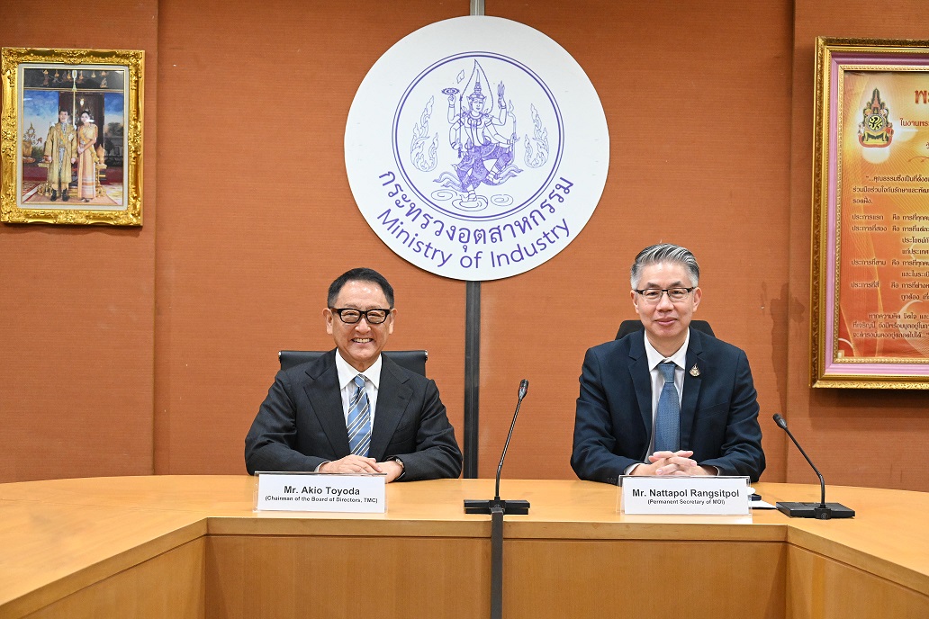 ปลัดอุตฯถกด่วน Chairman Toyota กรณีรถยนต์ Yaris Ativ ที่ใช้ทดสอบมาตรฐานการชนด้านข้าง ตรวจพบรอยบากตรงแผงด้านข้างประตูฝั่งคนขับ 