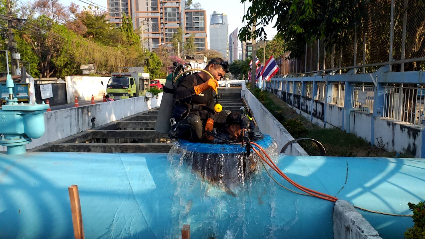 ด่วนตอนนี้เลย! ซ่อมท่อแตกฉุกเฉิน อาจณรงค์-สุนทรโกษา-ชุมชน 70 ไร่คลองเตย-พระราม4 น้ำประปาอ่อน-ไม่ไหล 