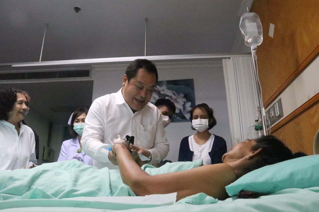 “ทวี สอดส่อง” เยี่ยมให้กำลังใจ “ป้านิ่ม” เหยื่อเหยียบกับระเบิดในสวนยางสุไหงปาดี ต้องถูกตัดขา ย้ำ “เราไม่ทิ้งกัน” 