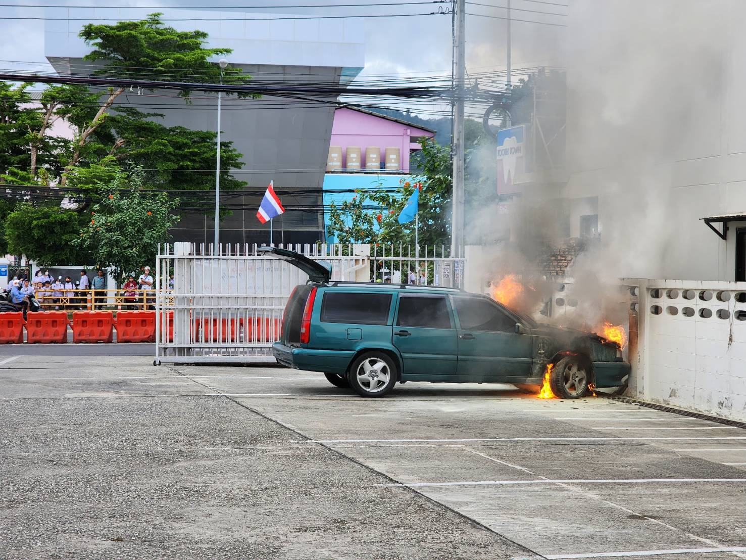 ระทึก! ไฟลุกห้องเครื่องวอลโว่ชาวสวีเดนลามไหม้วอดทั้งคัน จยย.เหยียบคราบน้ำมันล้มคว่ำบาดเจ็บ