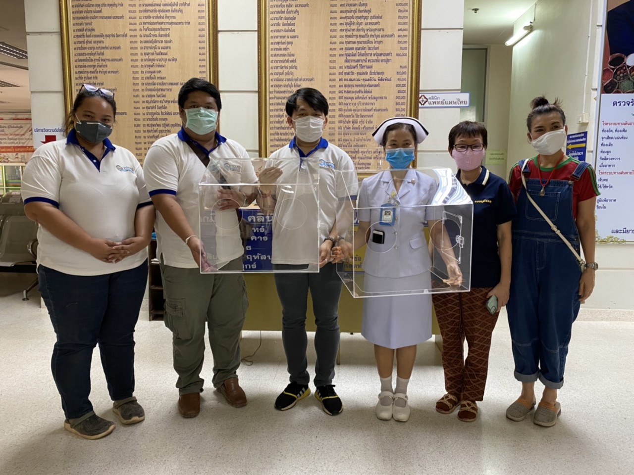 เราจะสู้ COVID-19 ไปด้วยกัน...หอการค้าหนองคาย ร่วมกับ YEC Nongkhai มอบกล่องป้องกันเชื้อไวรัสฟุ้งกระจาย และเงินให้โรงพยาบาลหนองคาย นำไปจัดซื้อหน้ากาก N95
