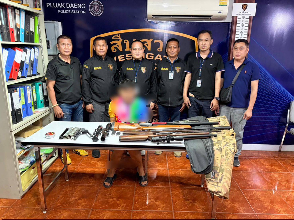 ตร.ปลวกแดงบุกค้น! ยึดคลังแสงเถื่อนหนุ่มนักสะสม ซุกอาวุธครบชุด-ท่อลดเสียง เตรียมขยายผล