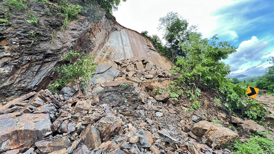 ดินสไลด์ปิดทางหลวง 108 แม่ฮ่องสอน รถติดกว่า 100 คัน เปิดได้ 1 เลน