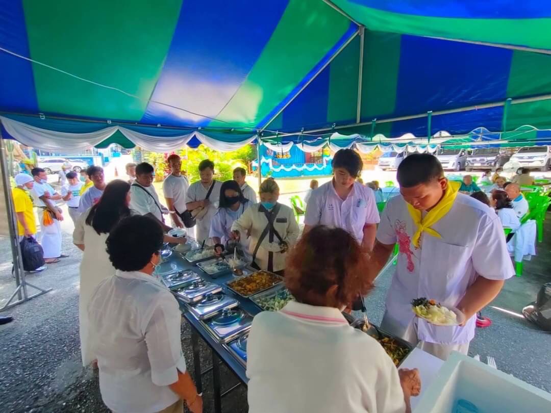 กิ่งกาชาดอำเภอเบตงจัดโรงทานอาหารเจ ถวายเป็นพระราชกุศลแด่พระบรมราชชนนีพันปีหลวง 