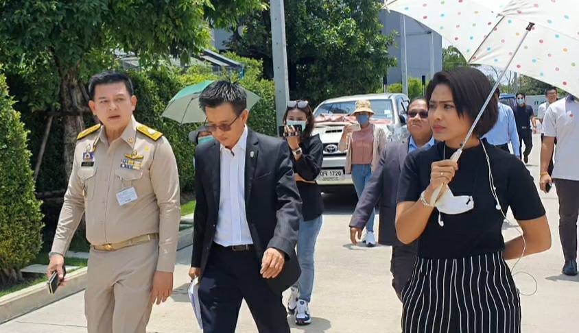 สส.สิระ ลงพื้นที่ตรวจสอบโครงการบ้านหรูย่านปทุมฯ หลังลูกบ้านร้องเรียน เกิดรอยร้าว น้ำรั่ว พื้นทรุด