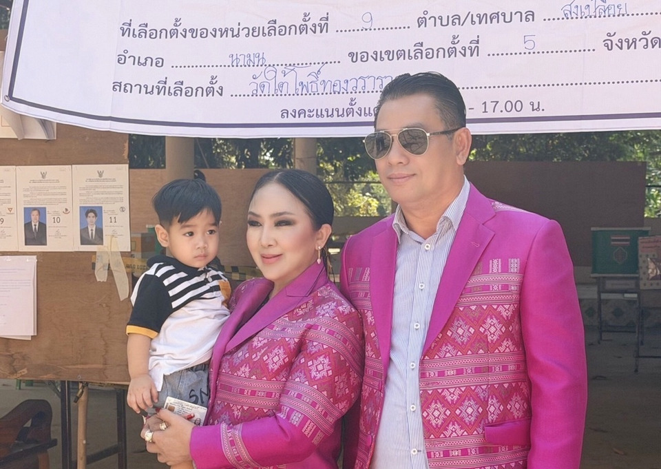 “ประภาส” ควง “วิไลพร” สวมผ้าไหมแพรวาชมพู ใช้สิทธิเลือกตั้งกาฬสินธุ์