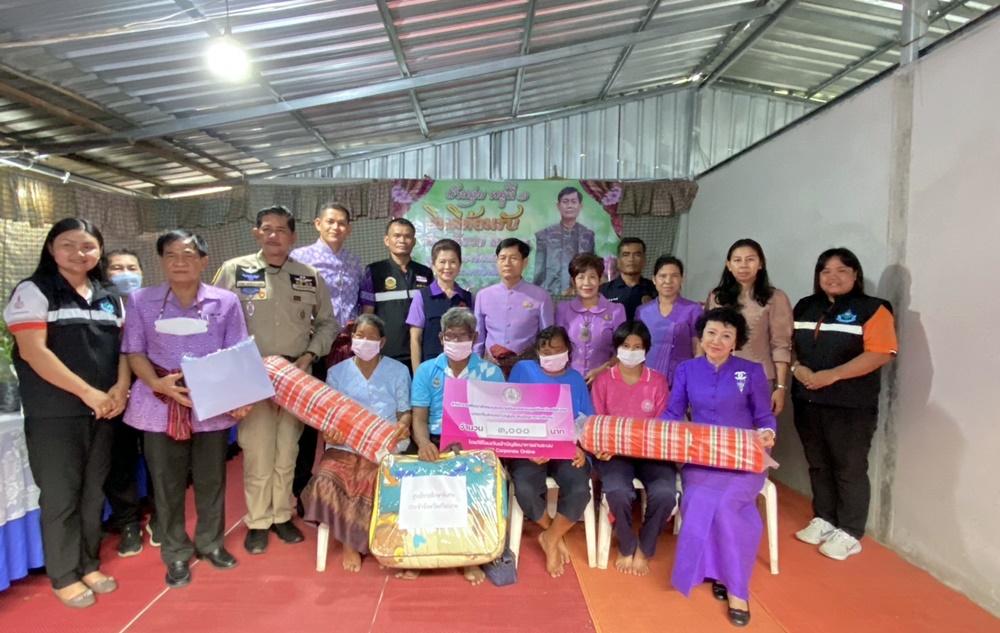 ผวจ.ศรีสะเกษ มอบบ้านผู้ยากไร้ตำบลทุ่ม 3 หลัง เฉลิมพระเกียรติ "พระบรมราชชนนีพันปีหลวง"