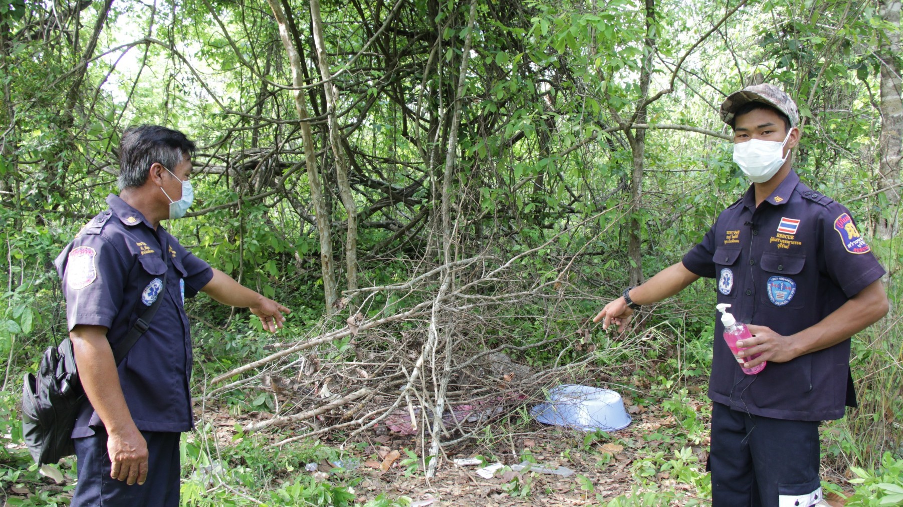 ชาวบ้านหาของป่าเจอหลุมฝังศพคล้ายถูกสะกดวิญญาณ  นิมนต์พระทำพิธีปลดปล่อย-พบเป็น 'ทารก'
