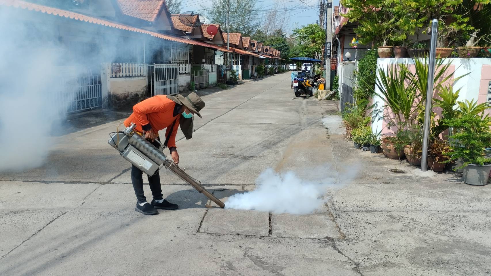 อบต.บ่อวินลงพื้นที่ฉีดพ่นควันกำจัดยุงลายป้องกันการแพร่เชื้อโรคไข้เลือดออก