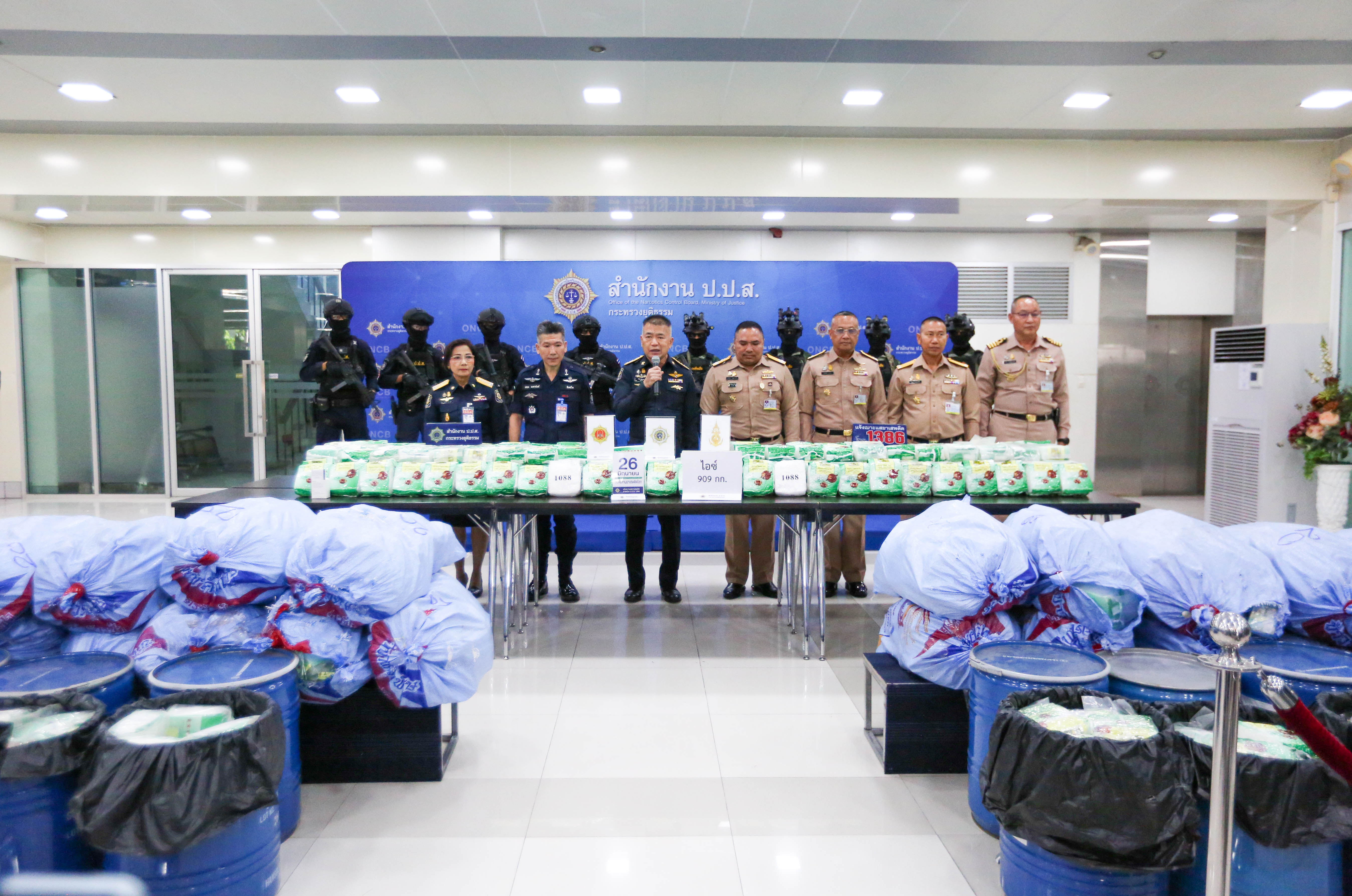 ป.ป.ส.ร่วมมือทหารเรือจับกุมผู้ต้องหาพร้อมยึดยาไอซ์กลางทะเล909 กก.