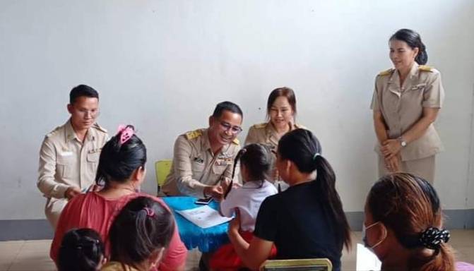 นายกอบต.ดู่ทุ่งพร้อมคณะผู้บริหารเยี่ยมและมอบอุปกรณ์การเรียนการสอนศูนย์พัฒนาเด็กเล็ก