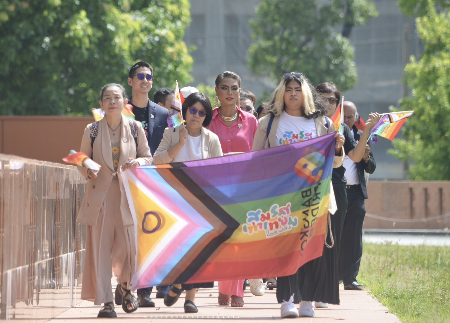 “LGBTQIAN+ภาคประชาชน” เดินขบวนร่วมรับฟังวุฒิฯลงมติ กม.สมรสเท่าเทียม ก่อนเดินหน้าเข้าทำเนียบฉลอง