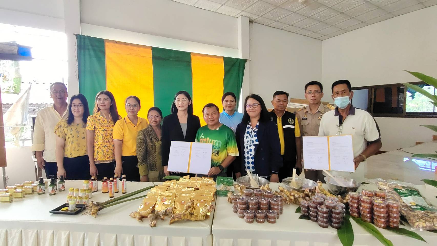 เกษตรและสหกรณ์ประจวบคีรีขันธ์ร่วมเซ็น MOU ส่งเสริมและพัฒนาสินค้าเกษตรชีวภาพสมุนไพรเพื่อเพิ่มมูลค่าเกษตรกร