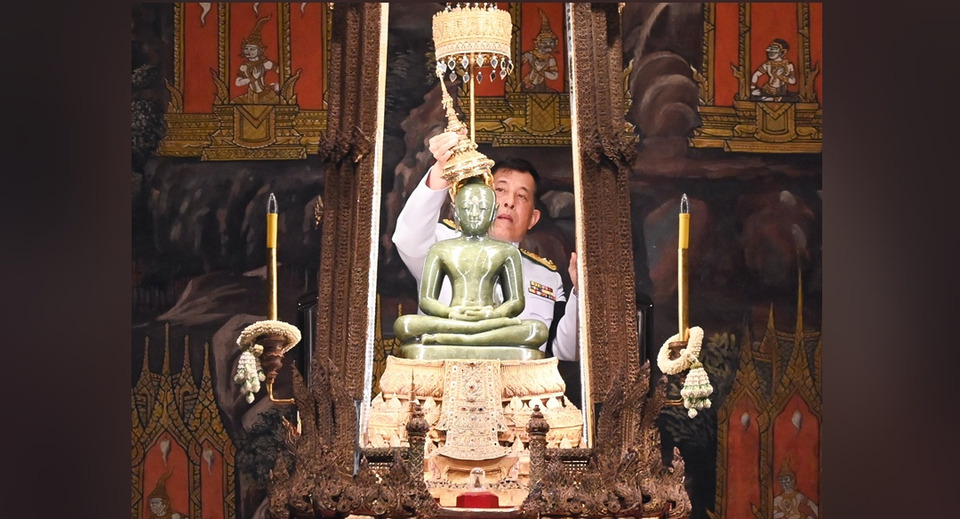 ในหลวง-พระราชินี ทรงเปลี่ยนเครื่องทรงฤดูหนาวเป็นเครื่องทรงฤดูร้อน ถวายพระแก้วมรกต
