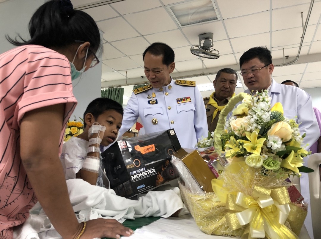 ในหลวงร.10  พระราชทานของเยี่ยมเด็กชายวัย 7 ปี เหยื่อระเบิดสะบ้าย้อย