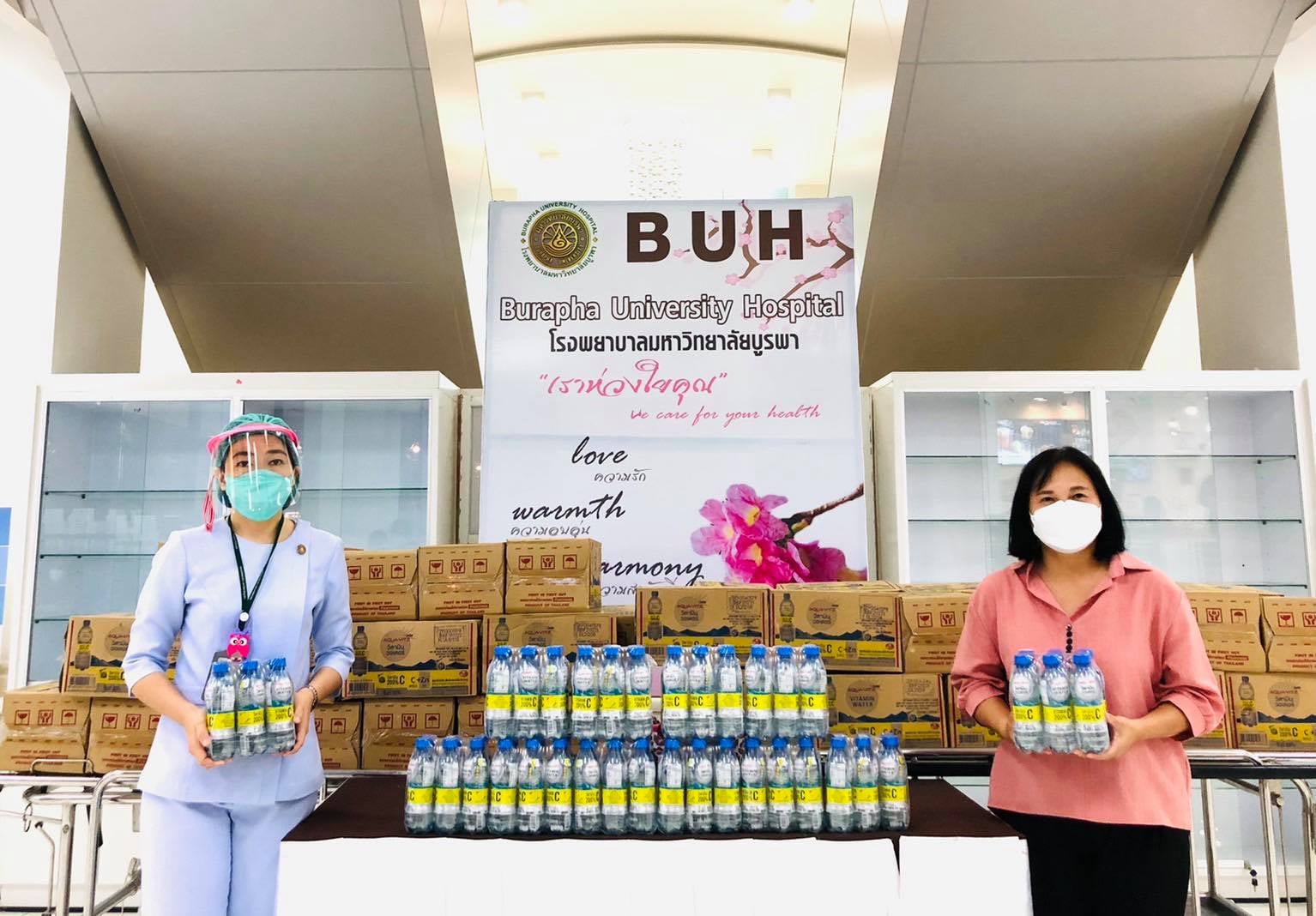 "SNNP" มอบเครื่องดื่มให้บุคลากรการแพทย์  โรงพยาบาลมหาวิทยาลัยบูรพา