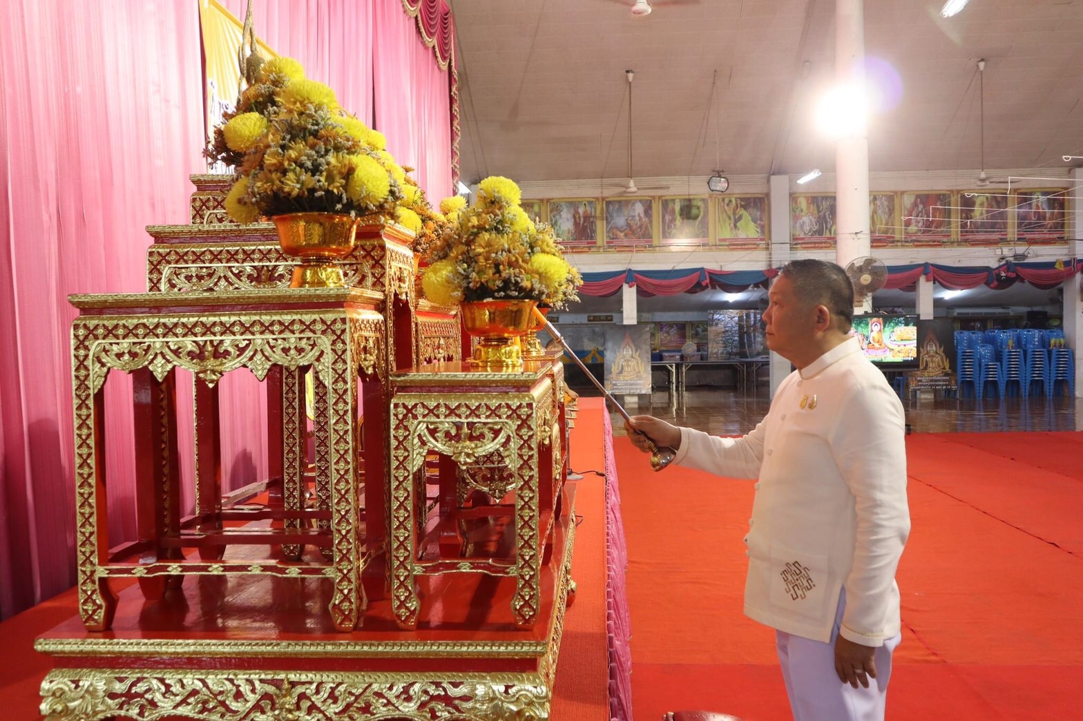 อ่างทอง จัดพิธีเจริญพระพุทธมนต์ เจริญจิตตภาวนา และเวียนเทียน เพื่อถวายเป็นพุทธบูชา เนื่องในวันวิสาขบูชา