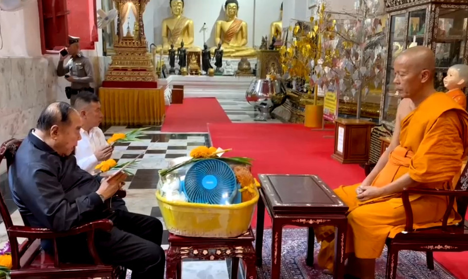 “ลุงป้อม” โผล่สิงห์บุรี! เดินสายทำบุญไหว้พระ–แวะกินร้านดัง พร้อมมอบถุงยังชีพให้ตำรวจและอพปร.ท่าช้าง