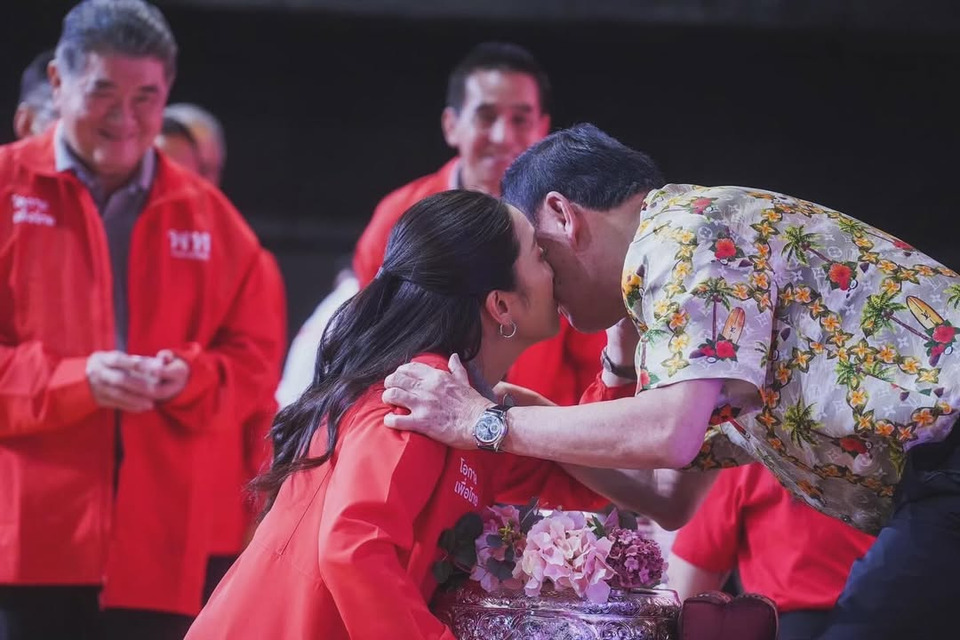 “อิ๊งค์ แพทองธาร” โพสต์ภาพอบอุ่นหอมแก้ม “ทักษิณ” พร้อมแคปชั่นสุดซึ้ง  