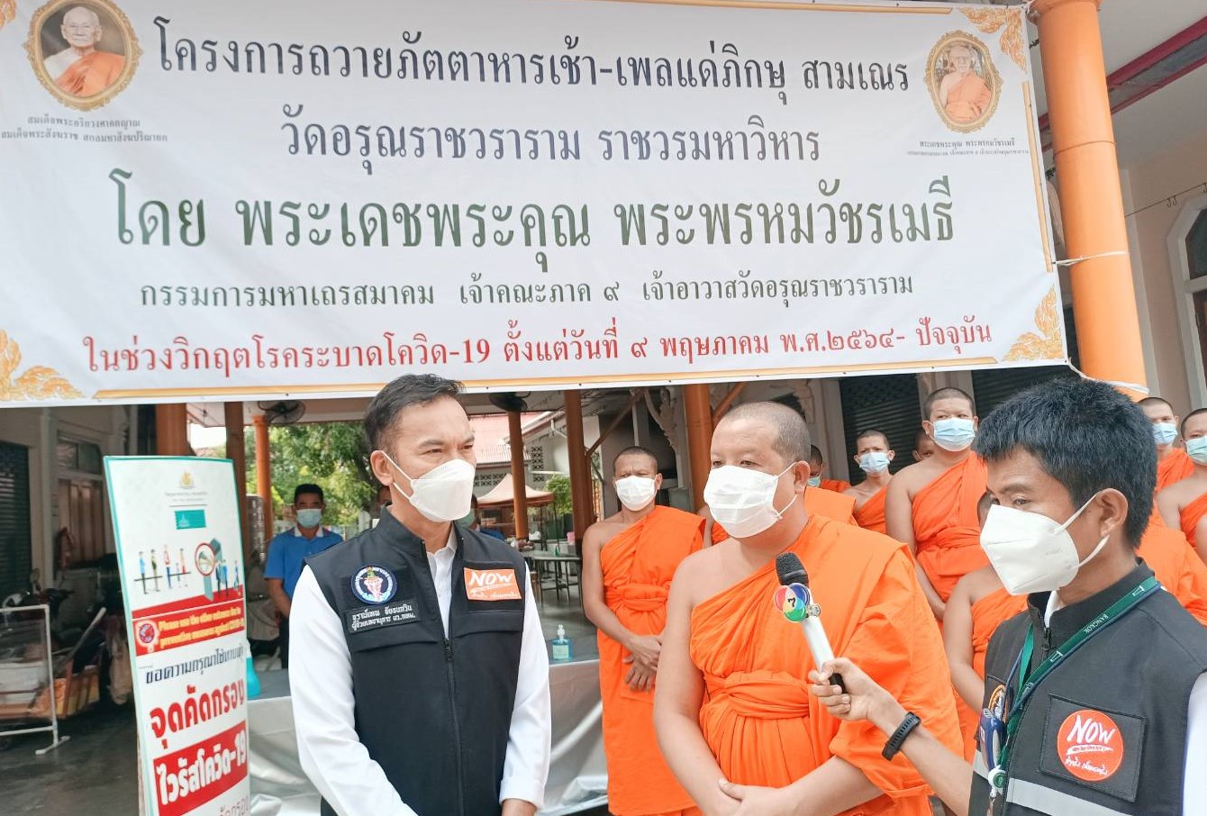 พระ-เณร วัดอรุณราชวรารามราชวรมหาวิหาร ต้อนรับนักท่องเที่ยวที่จะเข้าชมวัด 