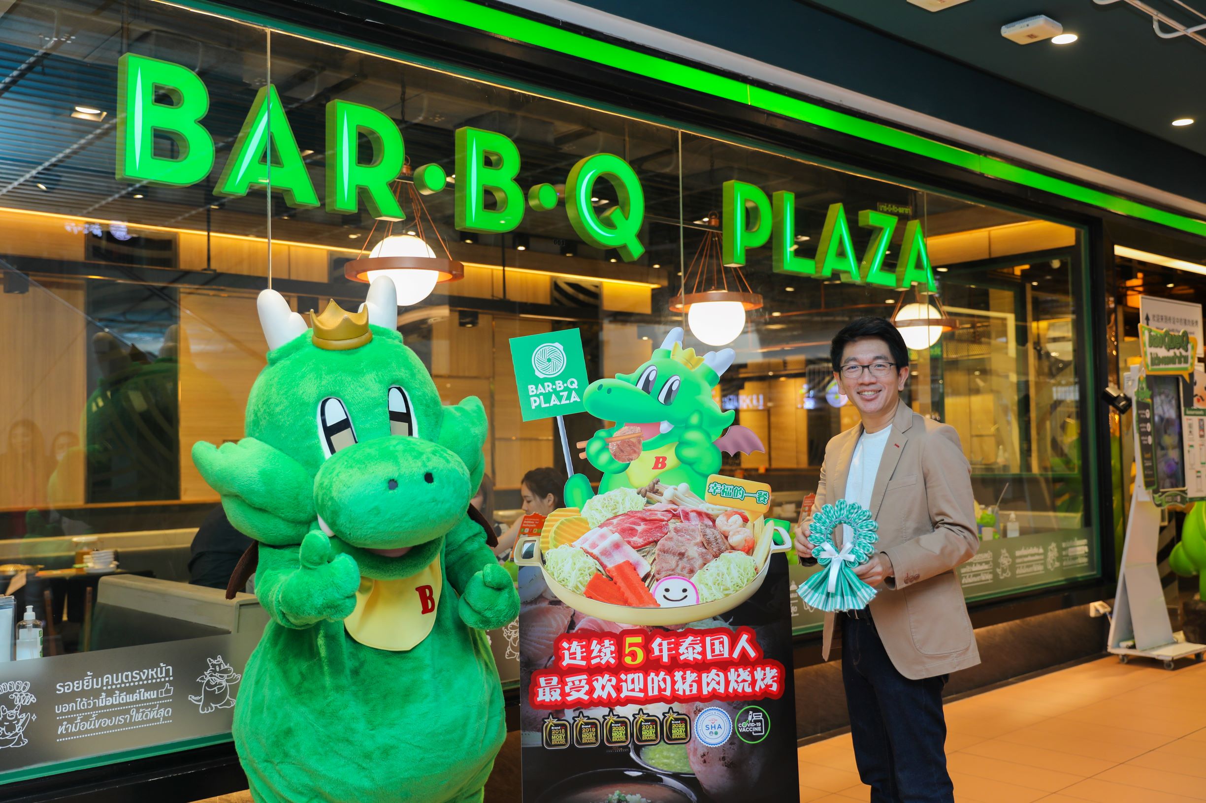 บาร์บีคิวพลาซ่าประเดิมสาขาเซ็นทรัลเวิลด์ บริการนักท่องเที่ยวจีน เมนูอาหาร-พนักงานสื่อสารด้วยภาษาจีน