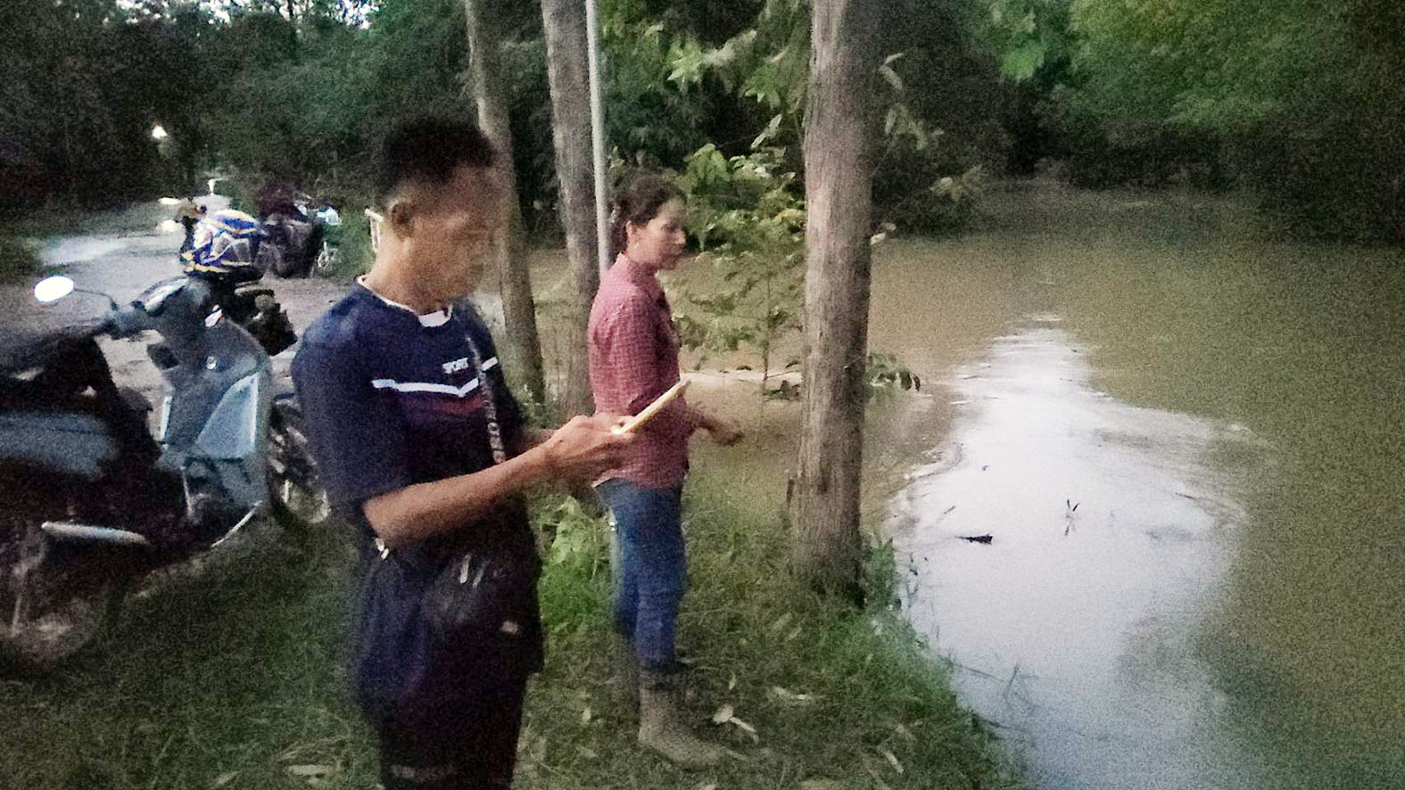 ชาวบ้านแสนสำราญ บึงกาฬทอดแหปากท่อถูกน้ำวนและกระแสน้ำเชี่ยวพัดร่างสูญหาย