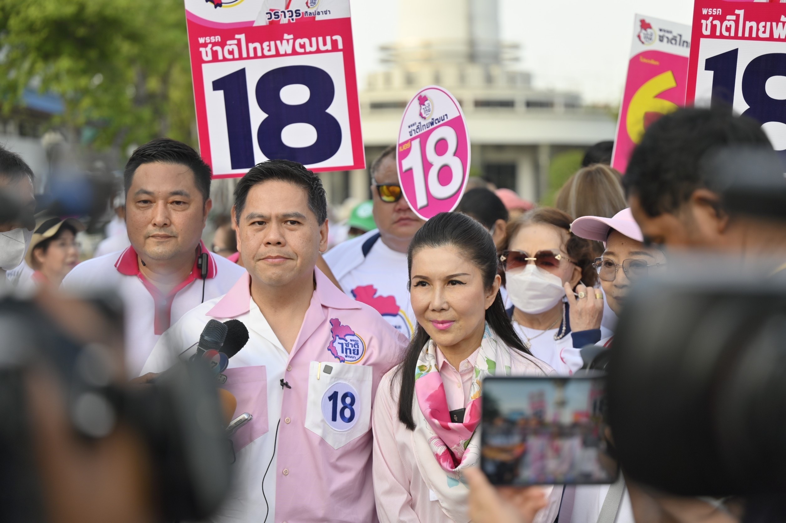 "วราวุธ" ไม่สนกระแสฟีเวอร์  มั่นใจกวาดส.ส.ตามเป้า ด้าน "กัญจนา" วอนเลือกพรรคที่นโยบาย ไม่ใช่เทเพราะกลัวอีกข้างหนึ่งได้