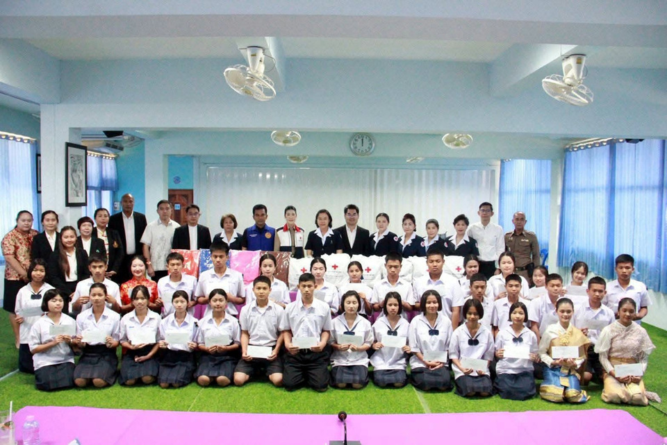 ผู้ว่าฯ กาญจนบุรี ลงพื้นที่เยี่ยมนักเรียนทุนพระราชานุเคราะห์ พร้อมมอบกำลังใจ