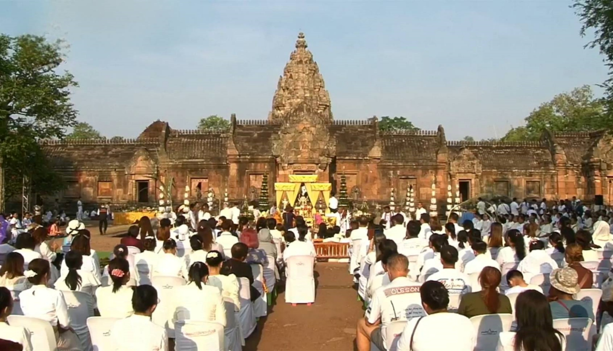 ผู้ว่าฯบุรีรัมย์นำบวงสรวงองค์พระศิวะมหาเทพบนยอดเขาพนมรุ้ง เริ่ม"งานประเพณีขึ้นเขาพนมรุ้ง"