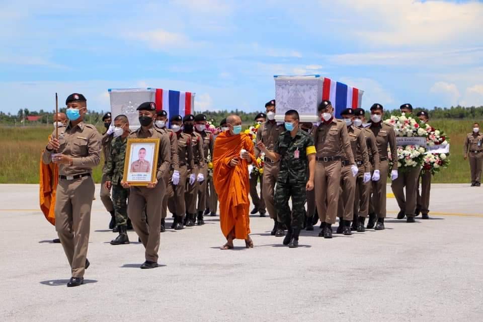 แม่ทัพภาคที่ 4 วางหรีดและเคารพศพ จนท.ตร.สภ.จะแนะ  จากเหตุคนร้ายลอบวางระเบิด 