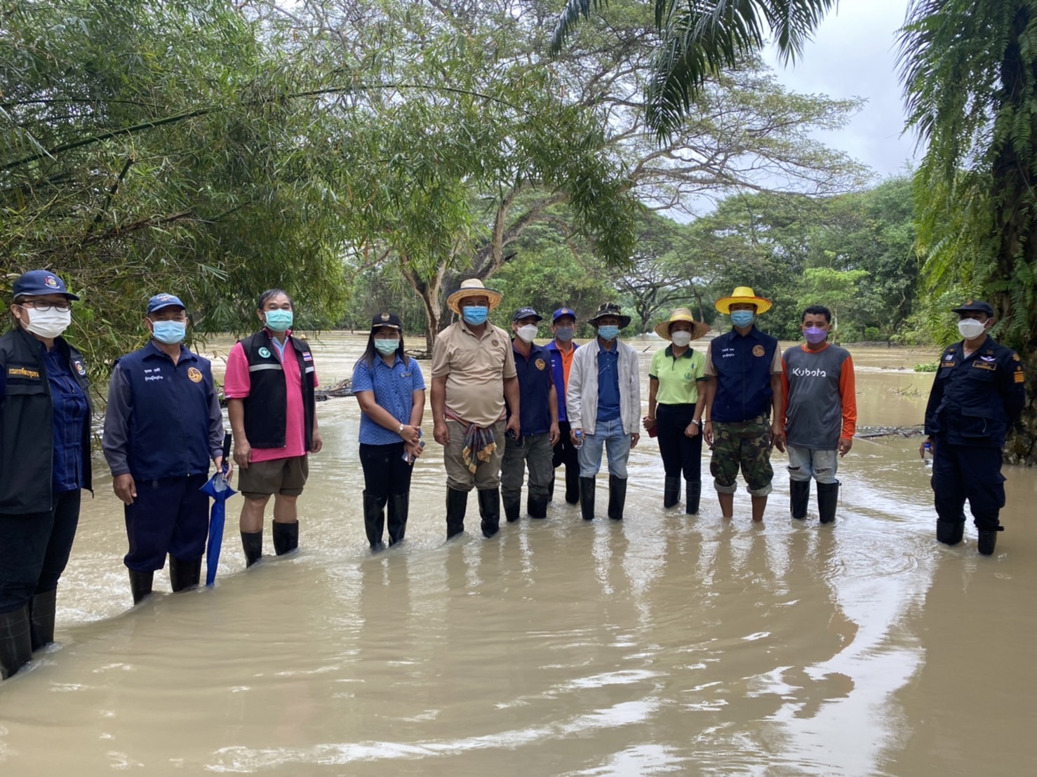 นายอำเภอบ้านนาเดิม เร่งช่วยเหลือประชาชนที่ประสบภัยน้ำท่วม ได้รับความเดือดร้อน 250 ครัวเรือน