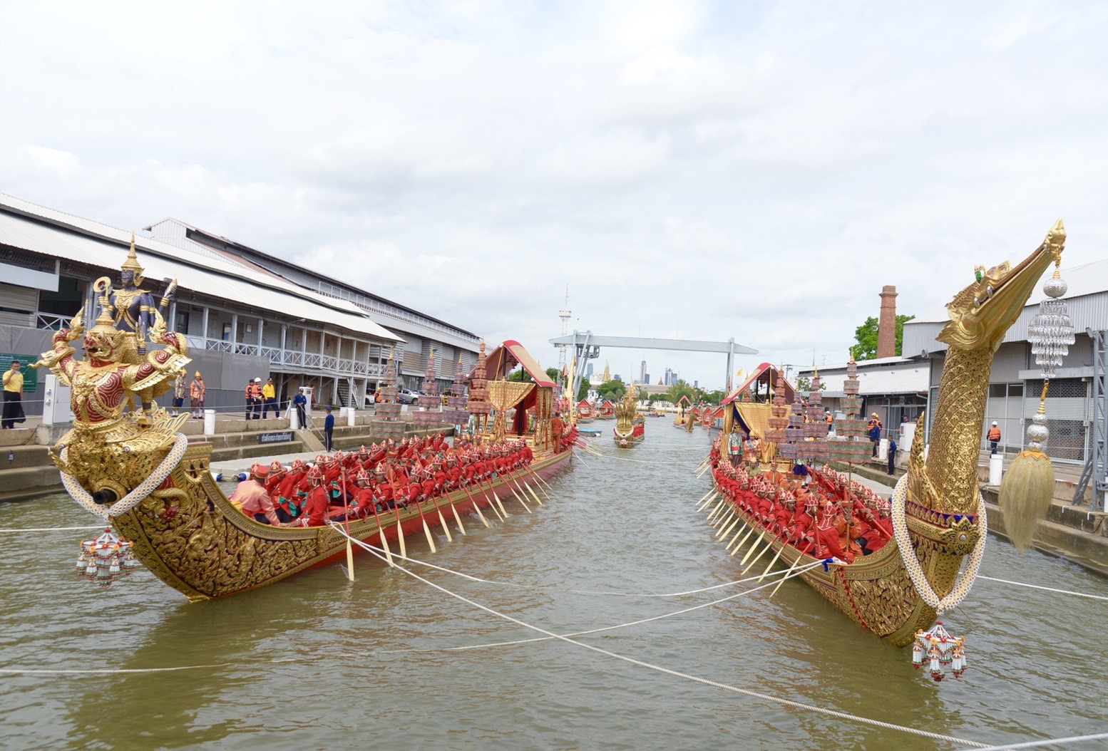 กองทัพเรืออัญเชิญเรือพระที่นั่ง 3 ลำจากอู่ทหารเรือธนบุรีไปยังท่าราชวรดิฐเฉลิมพระเกียรติในหลวงพระชนมพรรษา 6 รอบ
