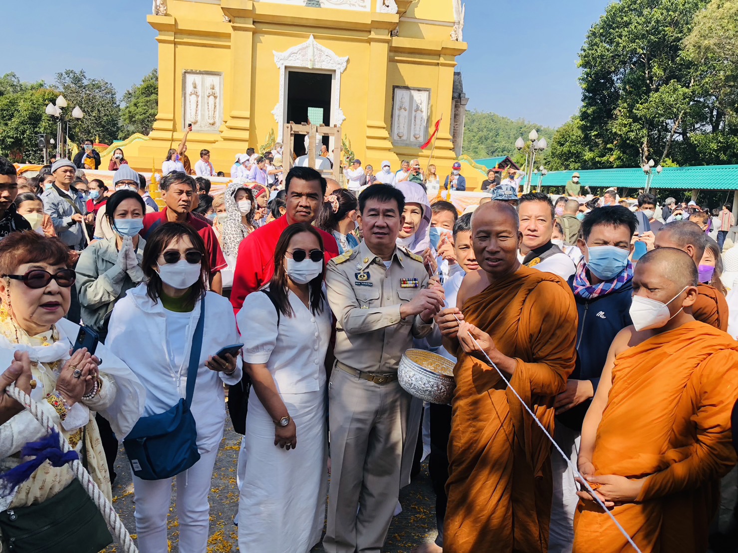 แม่สอดร่วมทำบุญใหญ่พิธีชักพระพุทธรูปขึ้นประดิษฐาน รอบองค์มหาเจดีย์ศรี 63 องค์