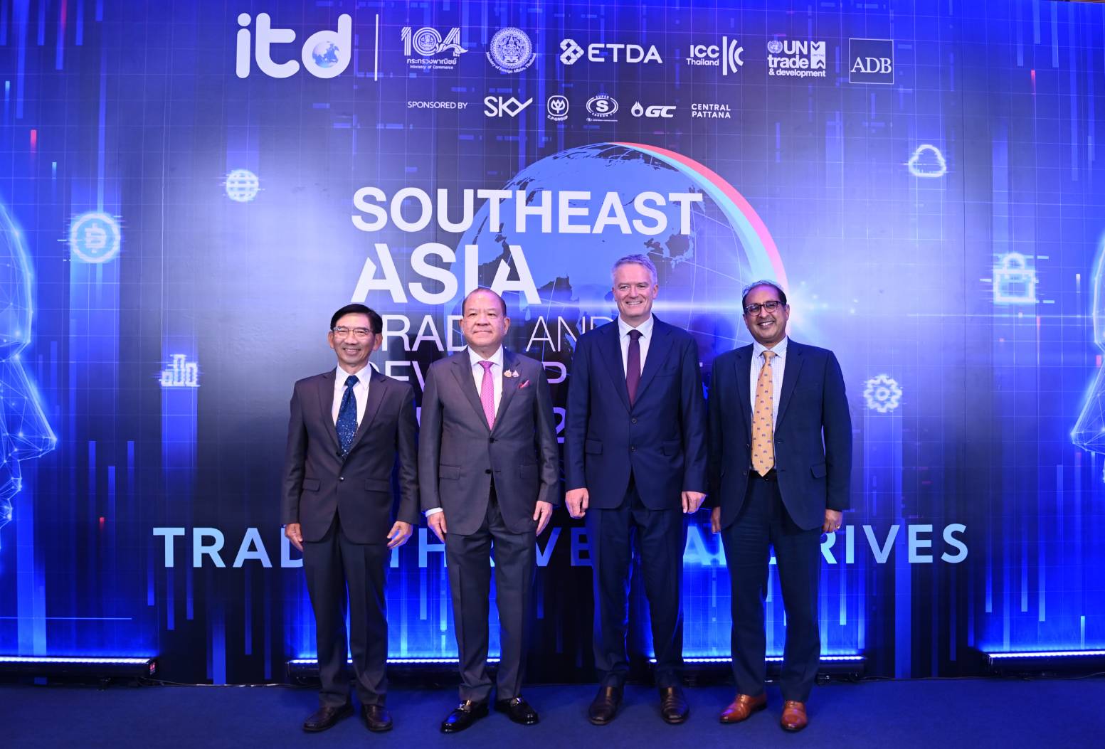 "พิชัย" ชวนผู้ประกอบการปรับตัวใช้ AI พลิกโฉมการค้าขาย พาณิชย์ลุยส่งเสริมลงทุนใน Data Center 