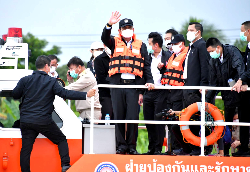 รองอธิบดี ชป. ร่วมคณะนายกฯ ล่องเจ้าพระยาดูแนวกำแพงป้องกันน้ำท่วม เมืองนนทบุรี