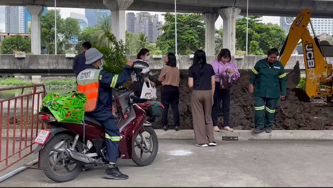 สำนักงานเขตราชเทวีร่วมกับสำนักงานระบายน้ำกรุงเทพมหานครร่วมกันเก็บกำจัดปลาน็อคน้ำและนำไปฝั่งกลบ