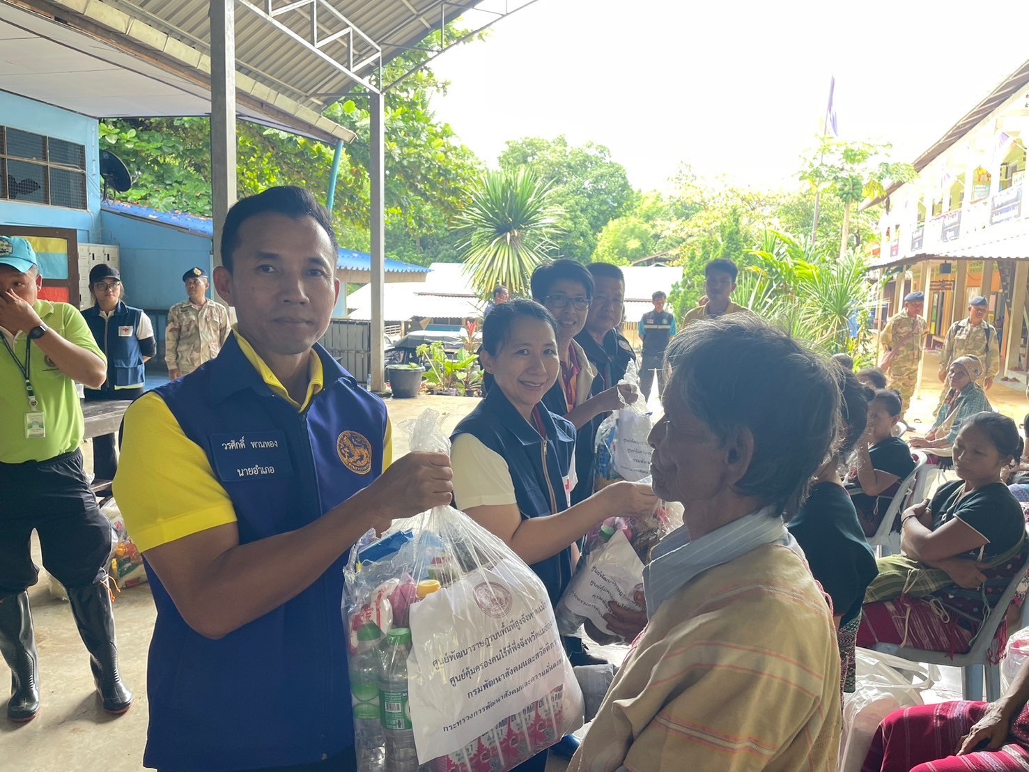 อำเภอแม่สะเรียงนำสิ่งของบรรเทาทุกข์ ไปมอบให้แก่ราษฎรผู้ประสบภัยบ้านท่าตาฝั่ง ต.แม่ยวม 60 ครัวเรือน
