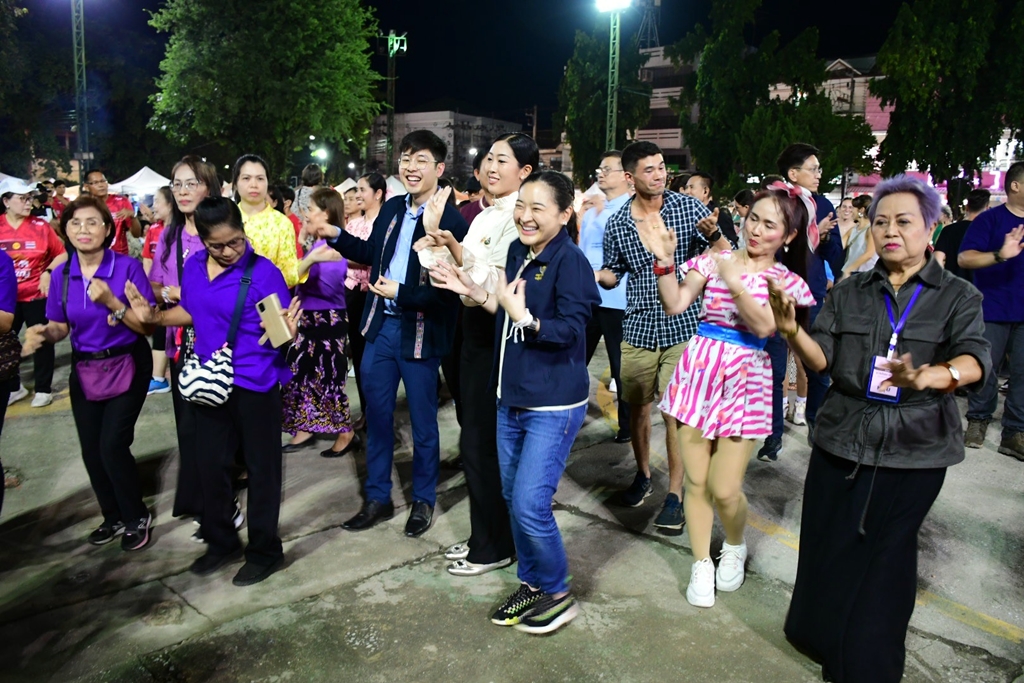 “สุดาวรรณ” ร่วมรำวงย้อนยุคถนนคนเดินเทศบาลนครเชียงราย สืบสานวัฒนธรรมอย่างไทย 