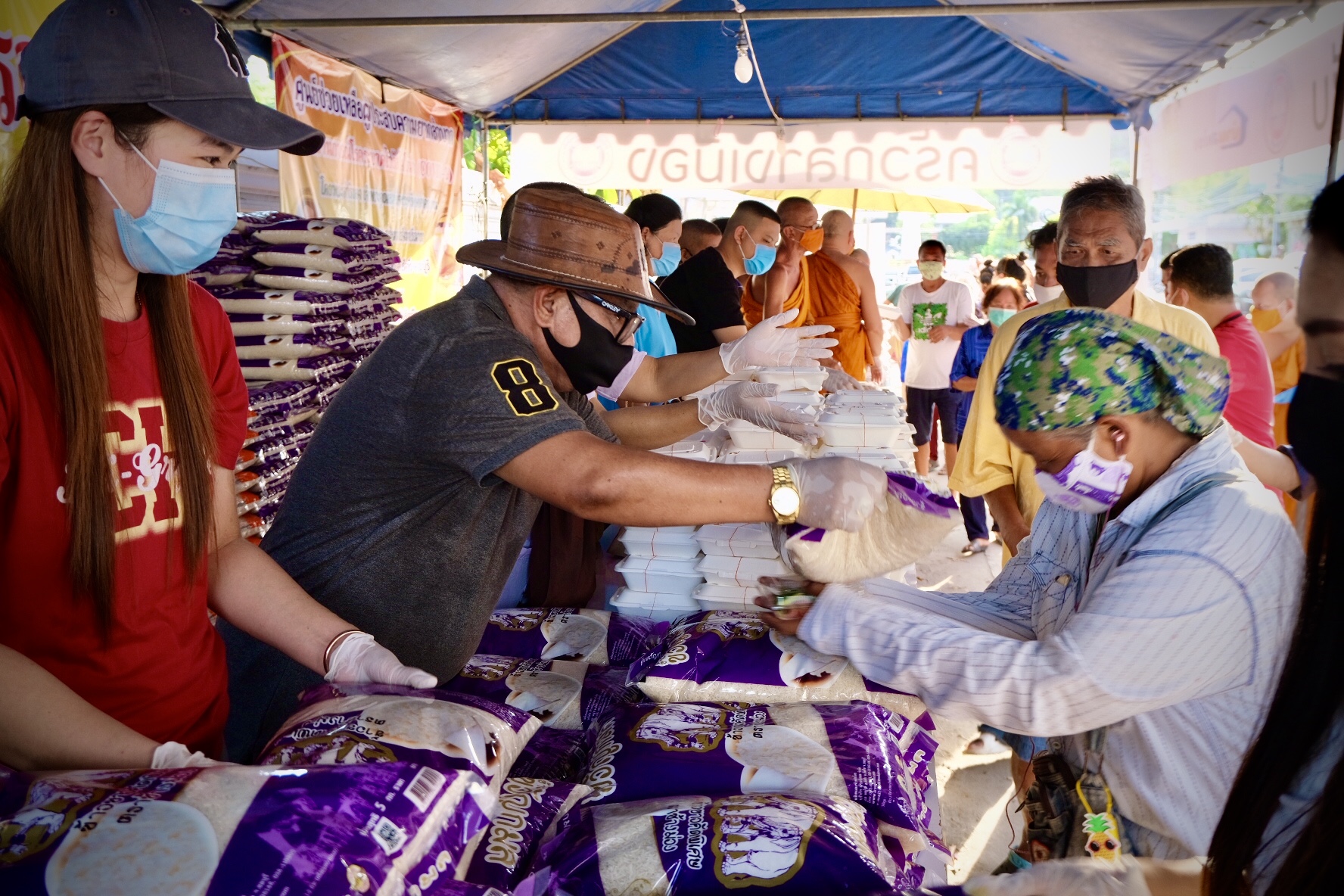 สัตหีบไม่แล้งนำ้ใจ ห้างทองปัญญา ปันนำ้ใจ แจกข่าวสาร 1,500 ชุด