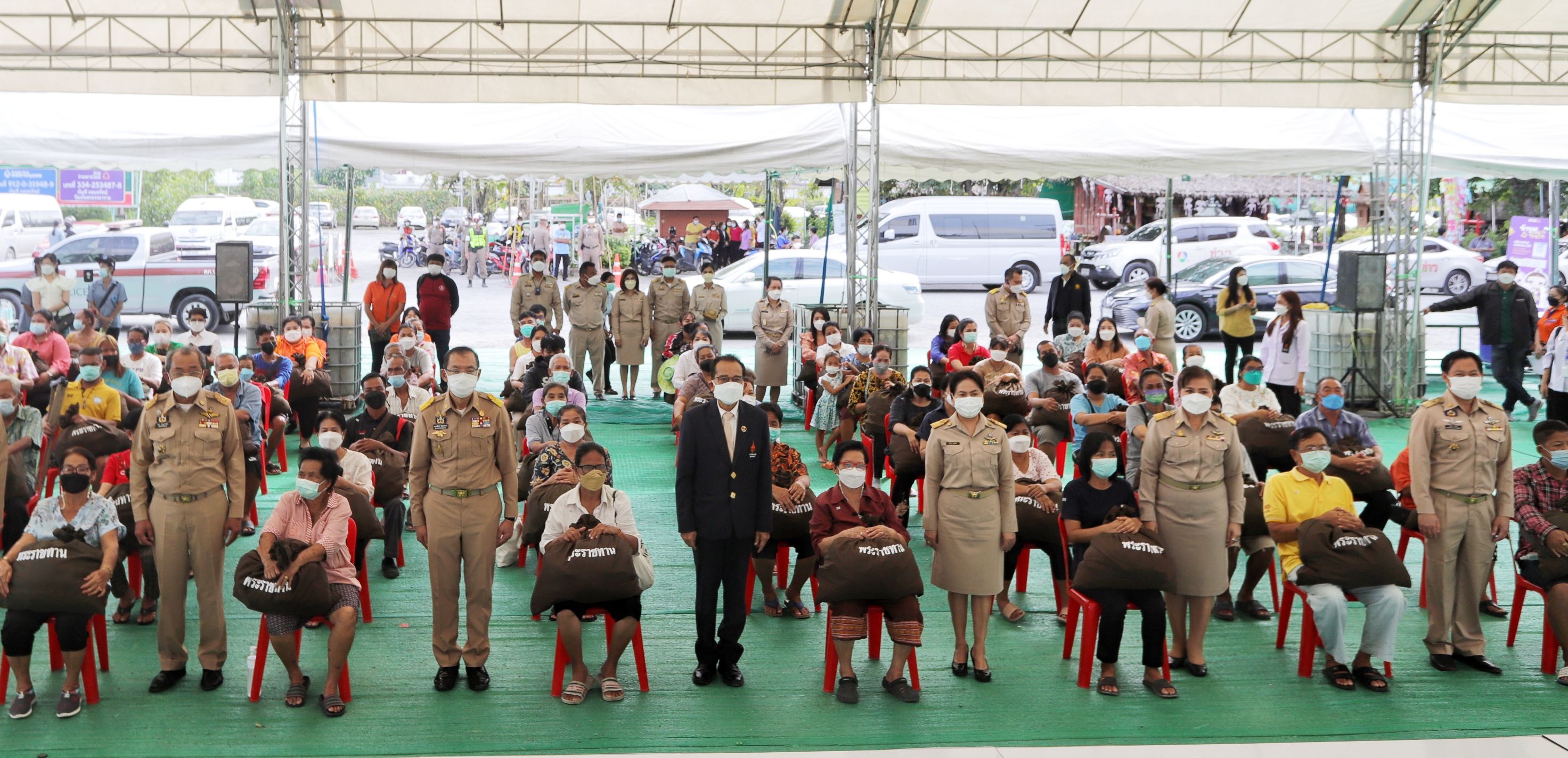 พระราชทานสิ่งของแก่ผู้ประสบอุทกภัย อำเภอเมือง จังหวัดปทุมธานี