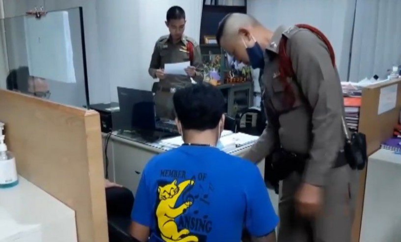 ผัวขโมยทองคำเมียมาขาย​ กลายเป็นทองปลอม​ เจ้าของร้านเรียกตร.คุมตัวไปสอบสวน