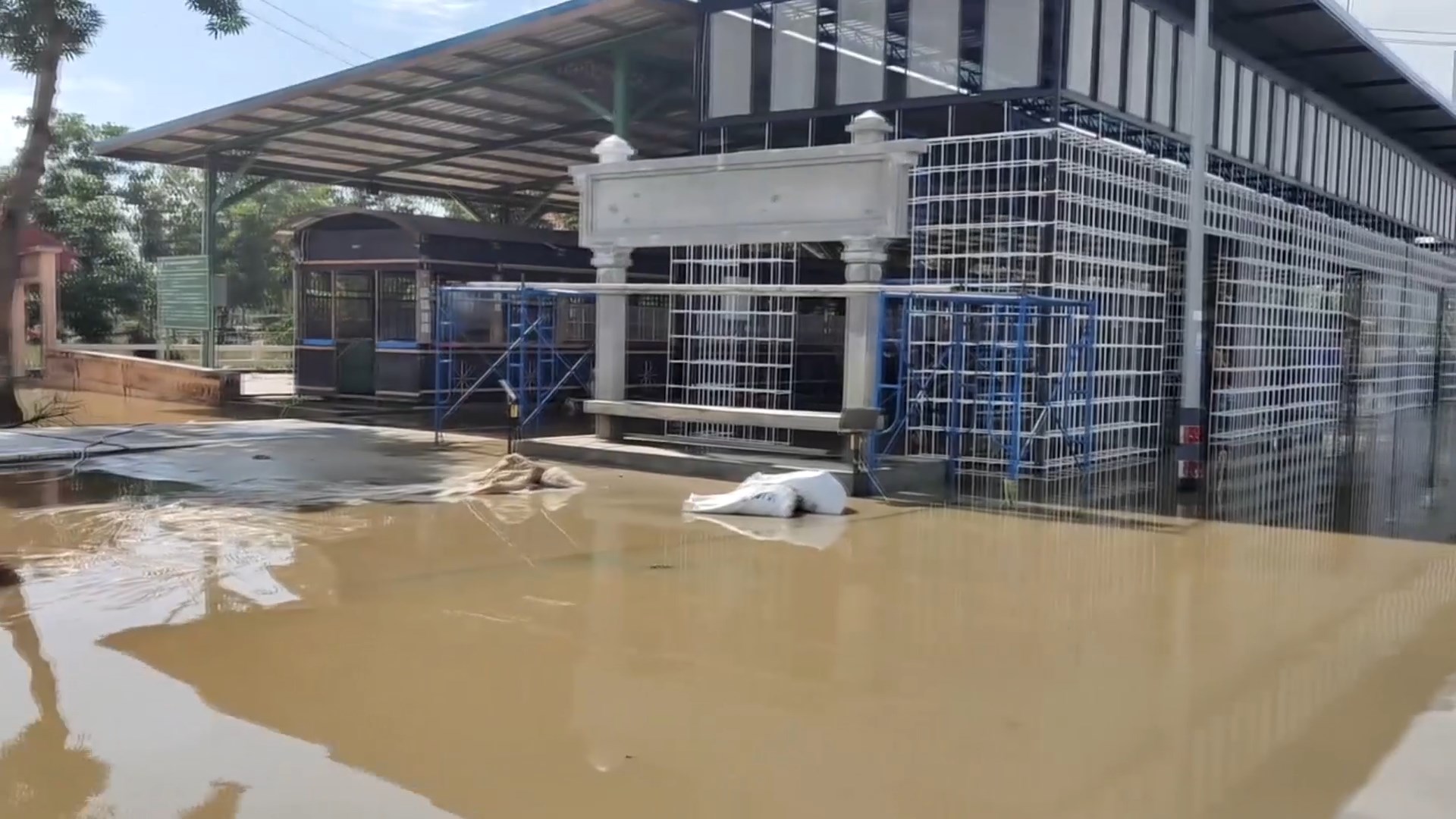 เทพาน้ำลด จิตอาสา - ผู้ต้องขัง ร่วมแพ็กของช่วยผู้ประสบภัย