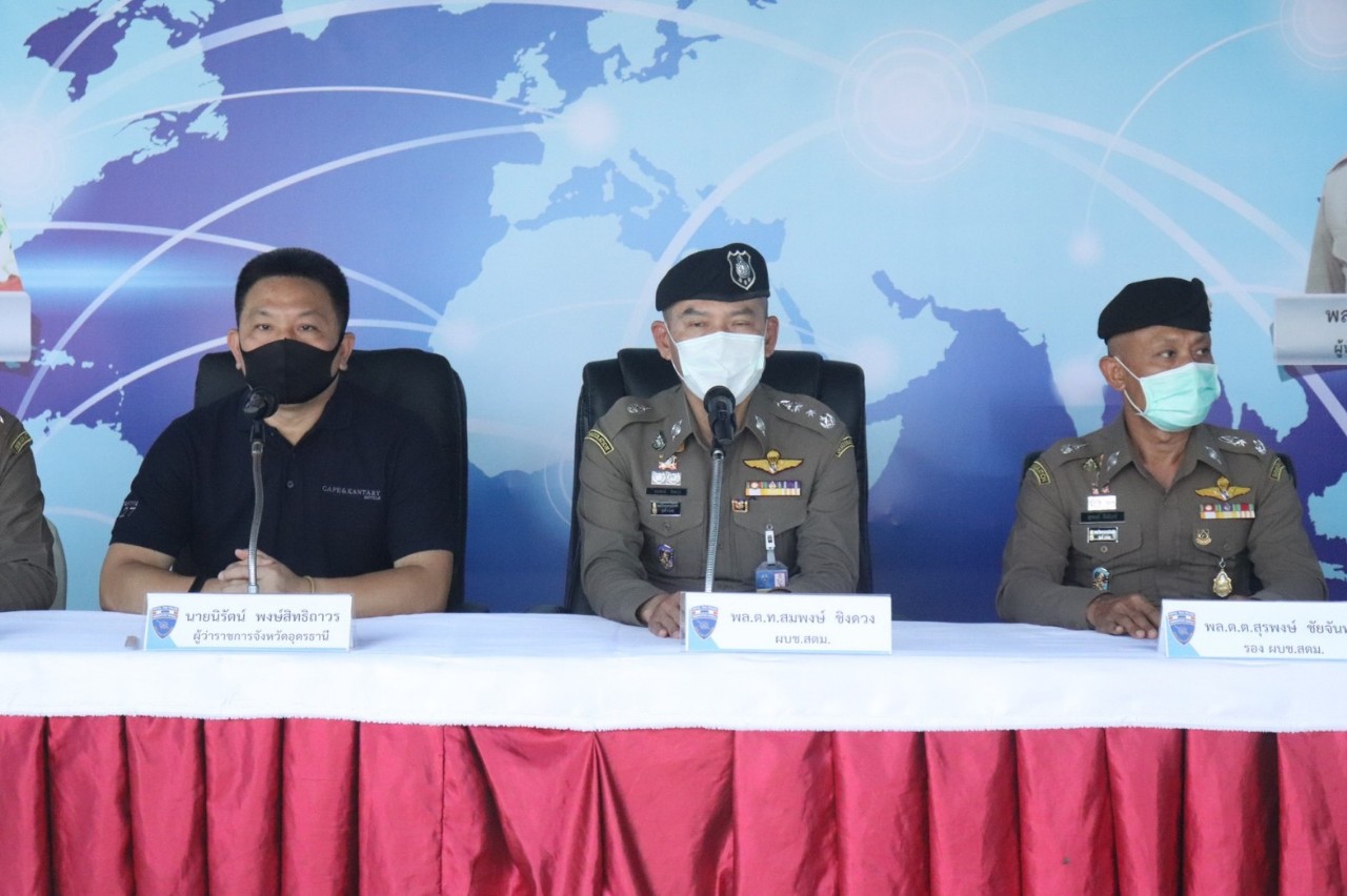 ผบช.สตม. นำทีมแถลงข่าวจับคดีสำคัญ พร้อมสั่งคุมเข้มสกัดแรงงานต่างด้าวลอบเข้าเมือง ป้องกันโควิด-19