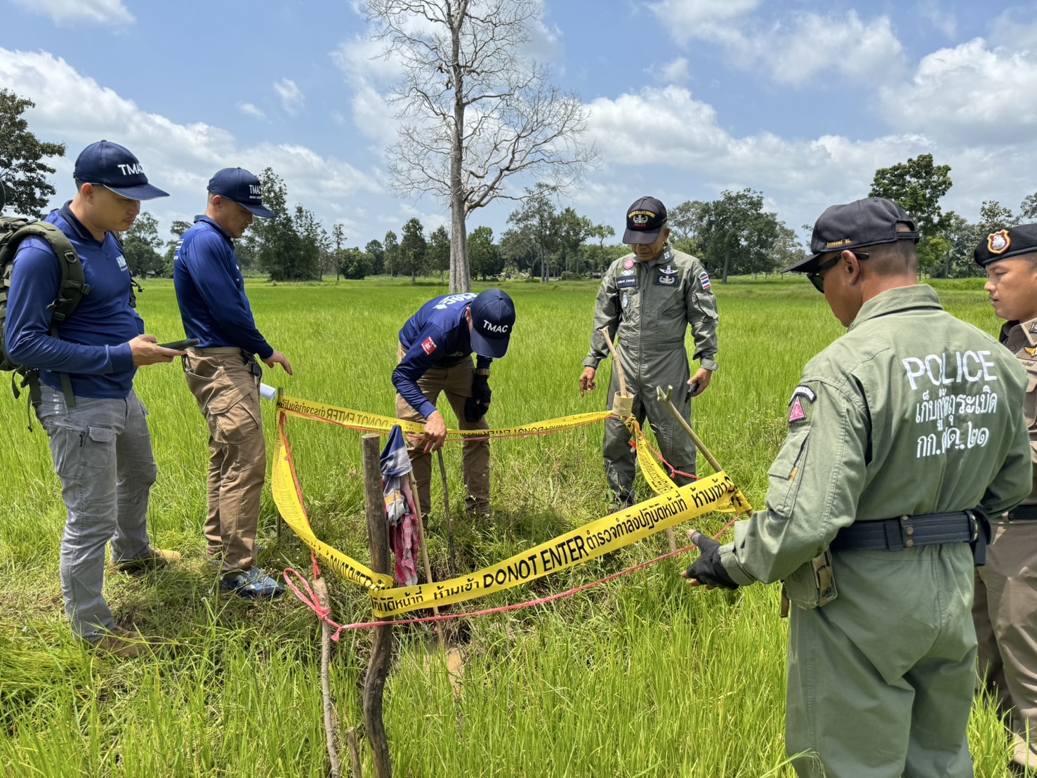 ผกก.สภ.พนมดงรัก ผนึกกำลัง EOD – ทหาร TMAC ลงตรวจพื้นที่ชายแดน พบหลุมระเบิด 5 จุด