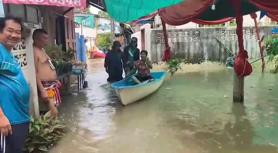 'เกาะเกร็ด'อ่วมหนัก! ทั้งน้ำท่วม-งูเลื้อยยั้วเยี้ยไปทั่ว
