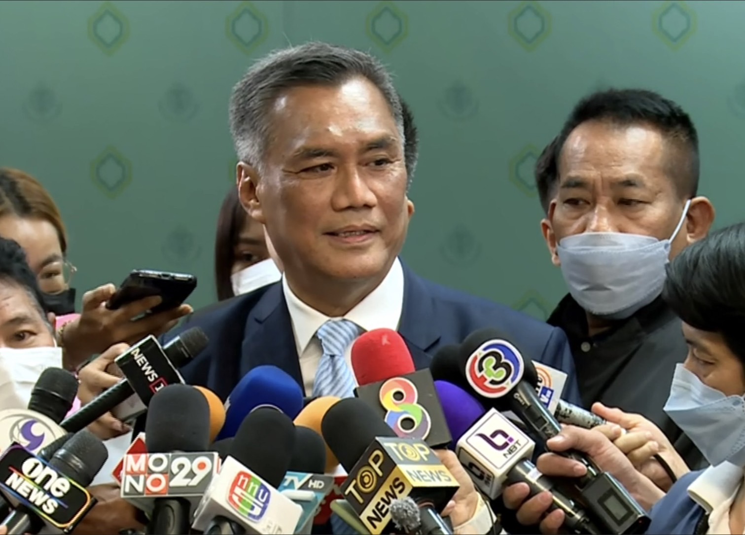 “ปธ.กกต.” แจงนับคะแนนใหม่ ไม่ทำให้มีเลือกตั้งซ่อม คาดสัปดาห์หน้าชัดเจน "รับรองส.ส."  ไม่กังวลถูกกดดันตีตก “พิธา” ถือหุ้นสื่อ ยันทำตามกฎหมาย