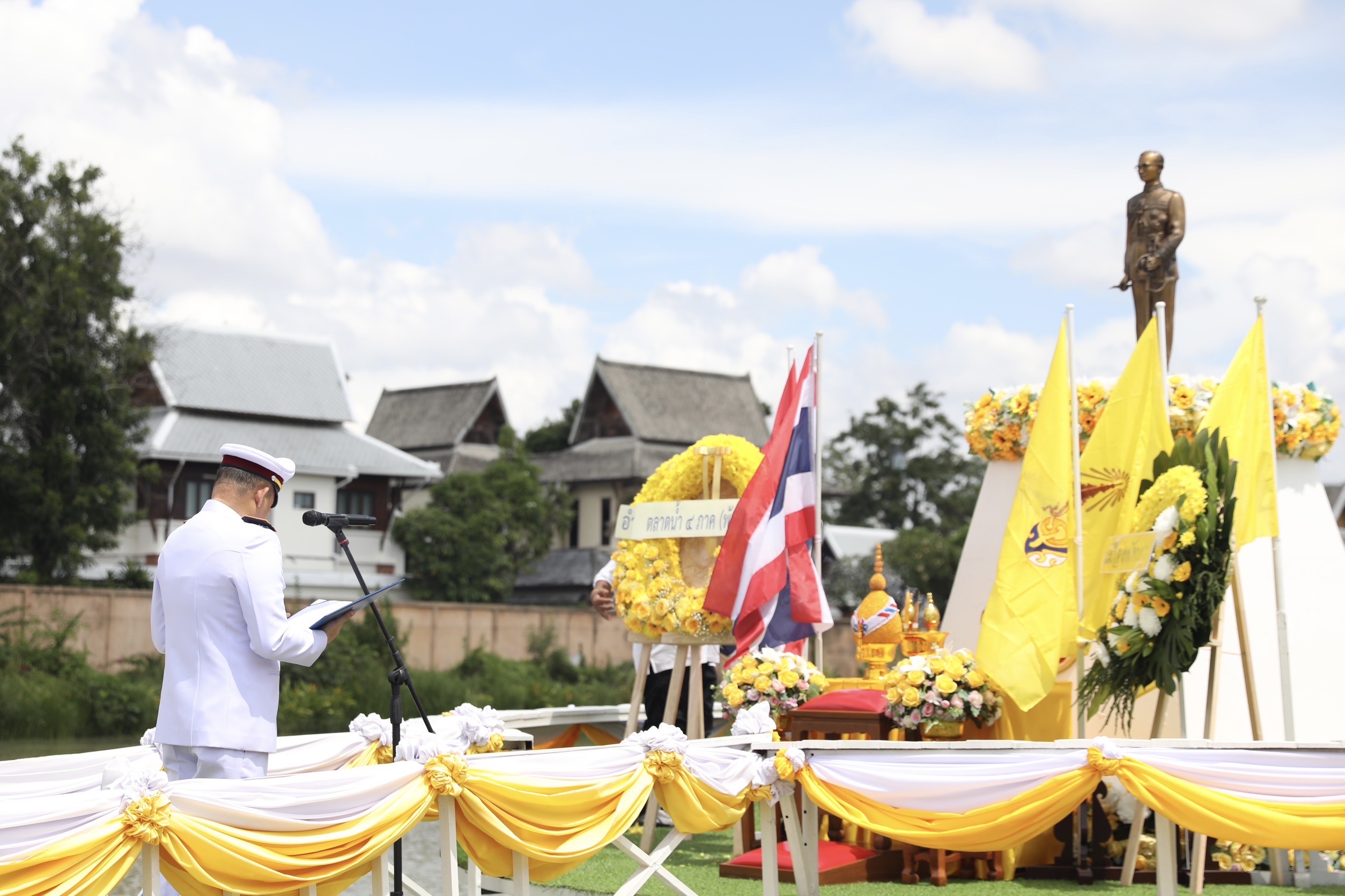 ตลาดน้ำสี่ภาคพัทยา ร่วมทำบุญตักบาตรถวายเป็นพระราชกุศล และวางพวงมาลาถวายราชสักการะ เนื่องในวันนวมินทรมหาราช