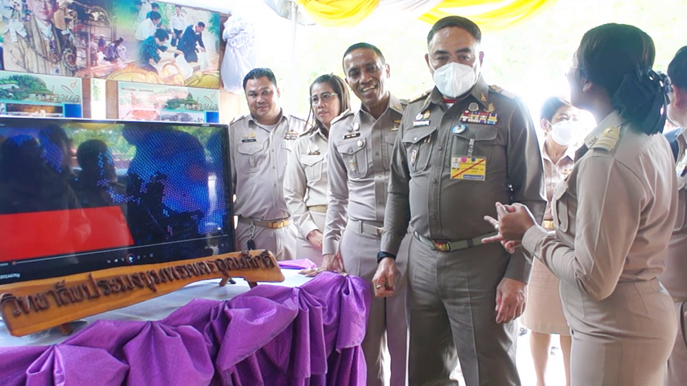 องคมนตรี เปิดโครงการสัมมนาเชิงปฏิบัติการสานสัมพันธ์ครูปกครอง จ.ชุมพร  
