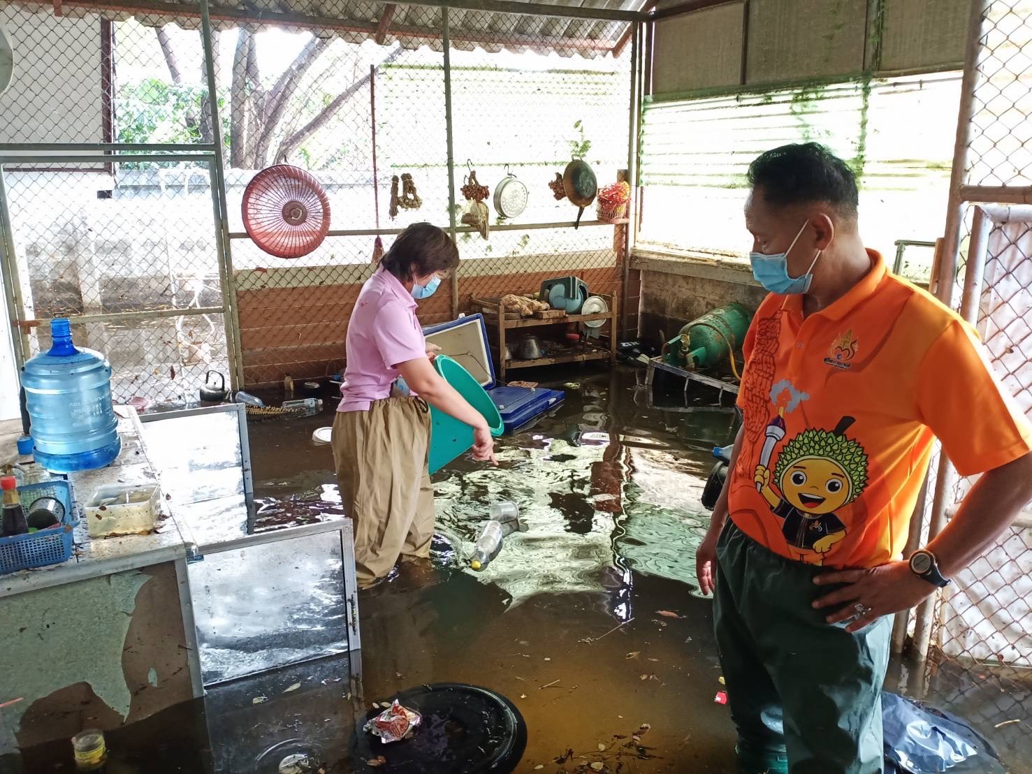 เข่าทรุด!!ชาวศรีสะเกษเจอน้ำท่วมบ้านเกือบเดือน หลังน้ำลดสิ่งของพังเสียหายเกือบครึ่งล้าน 